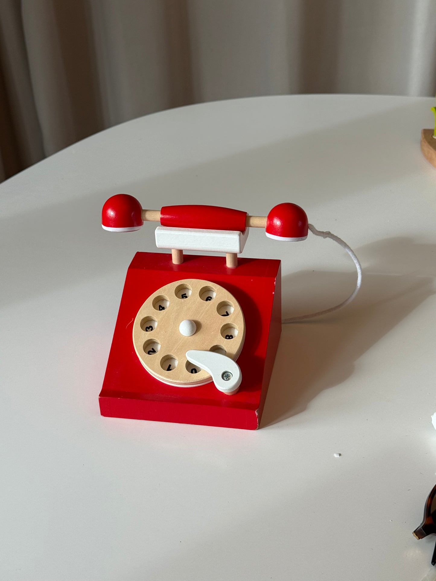 Legetøjstelefon i rød og hvid