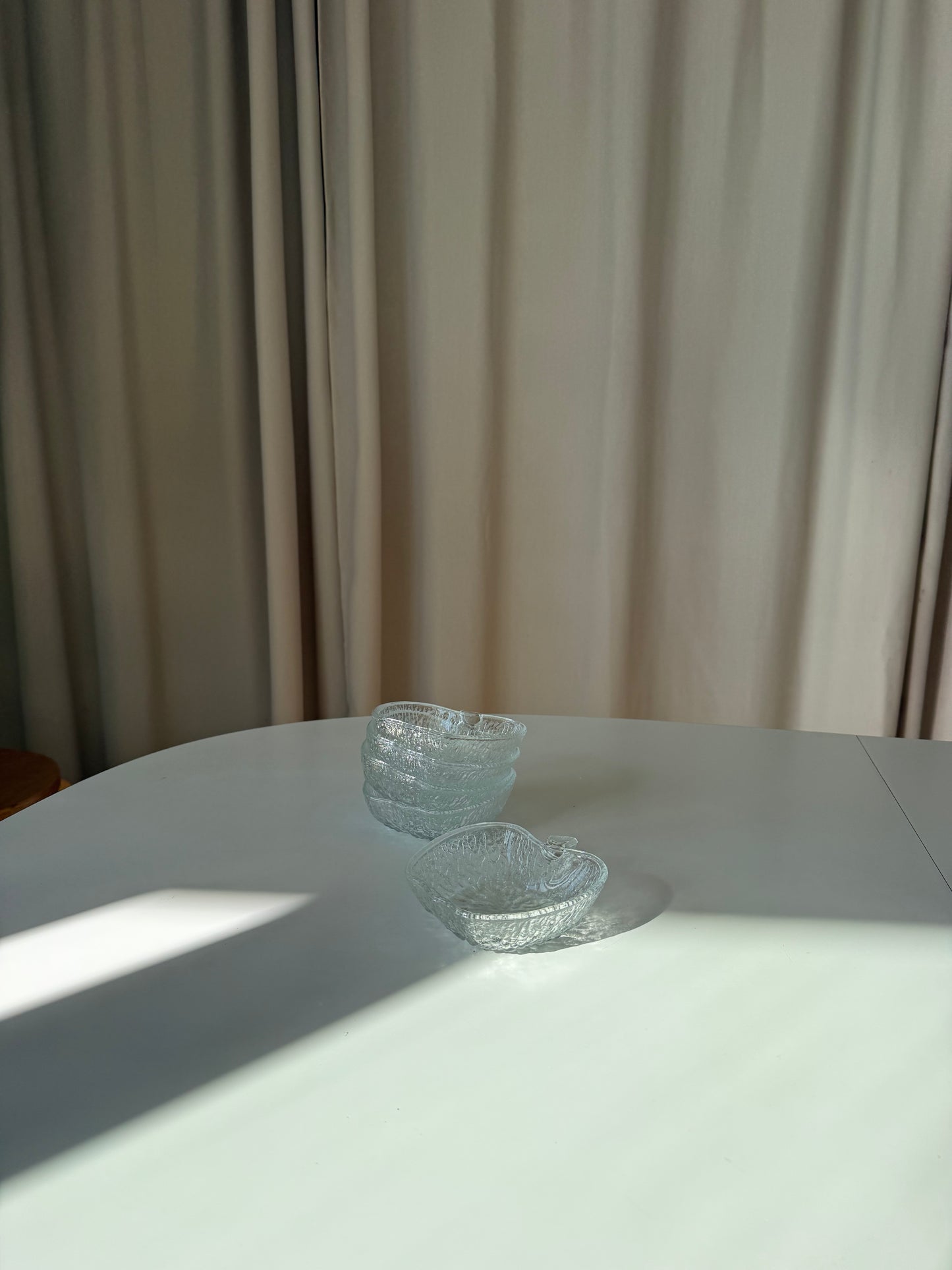 Glasskåle formet som æbler