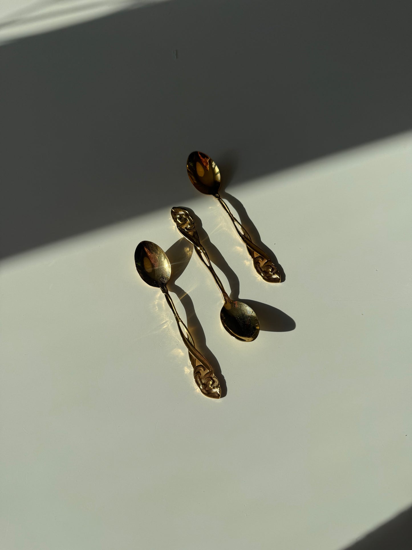 Guld sukkerskeer med mønster