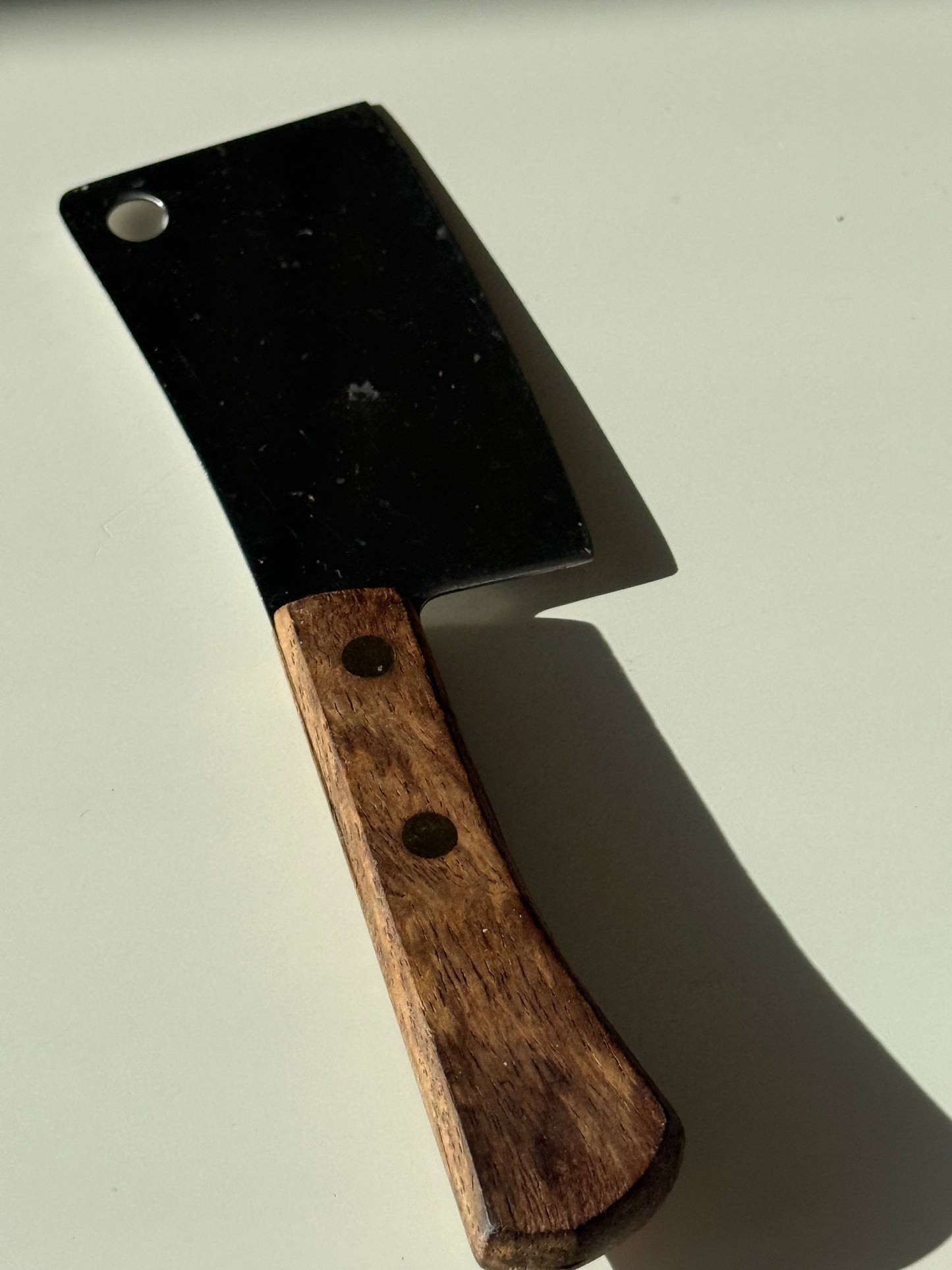 Grov stålkniv med træskaft
