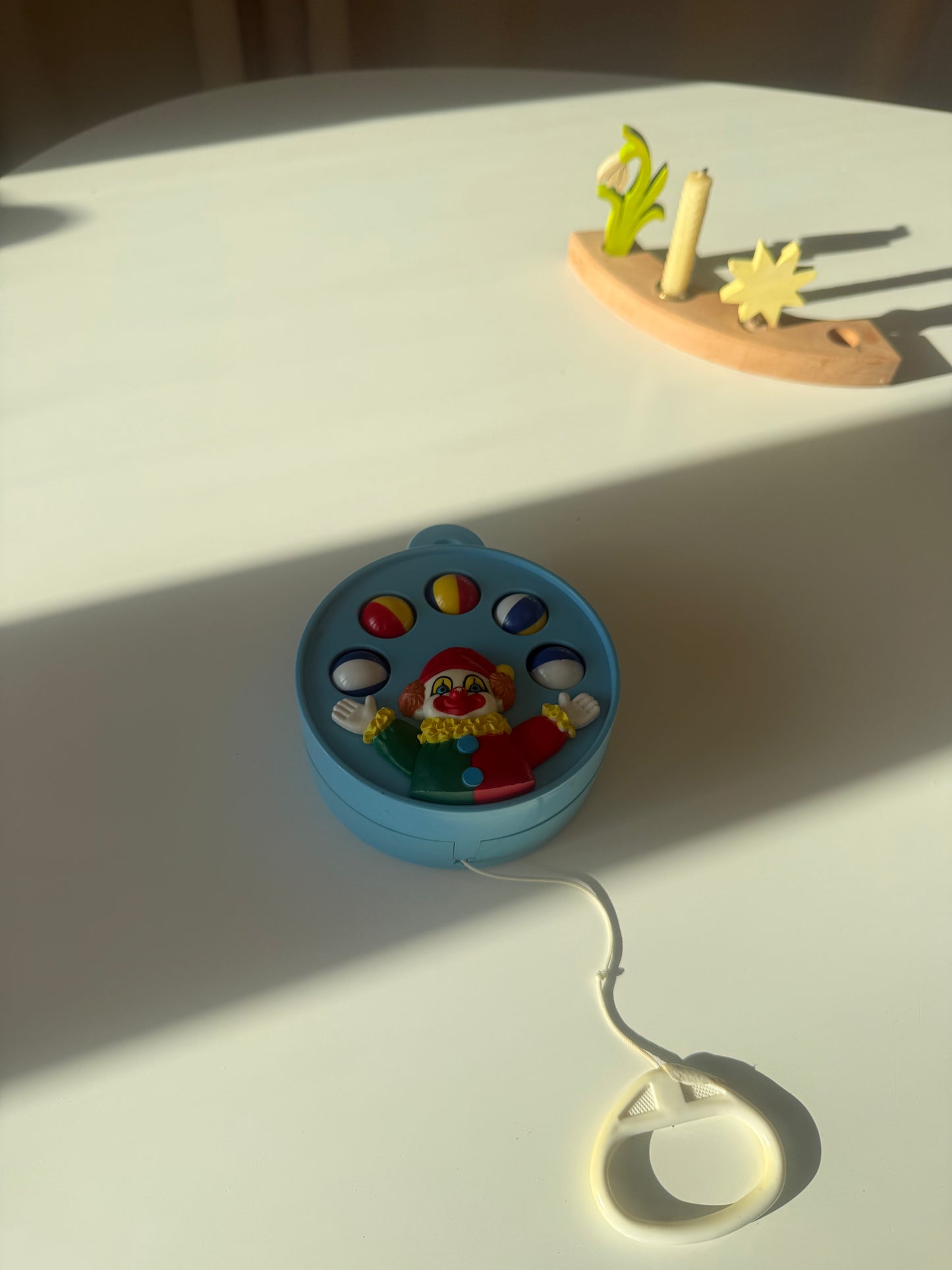 Klovn spilledåse med snor