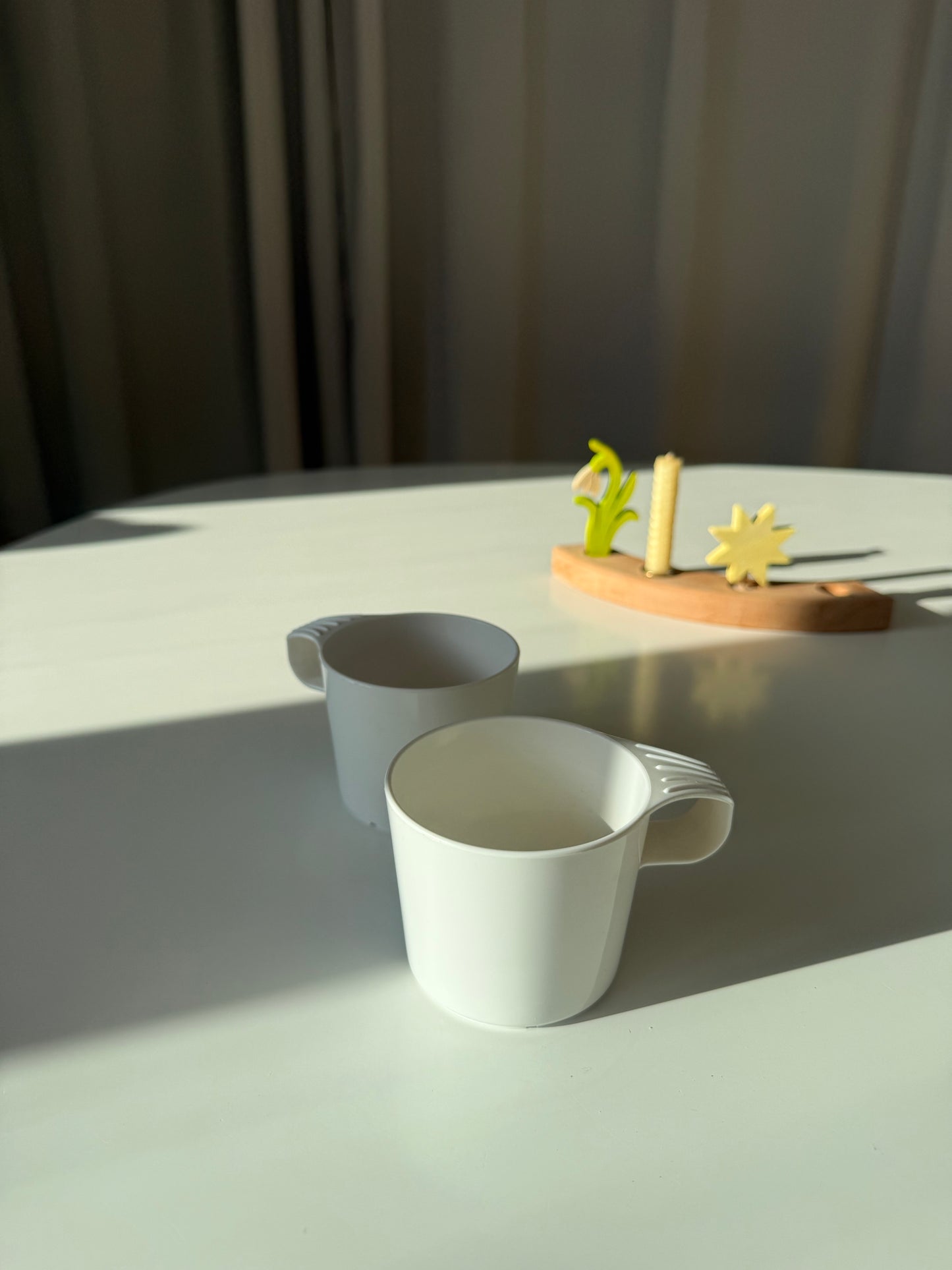 Hvid plastikkop i retro stil