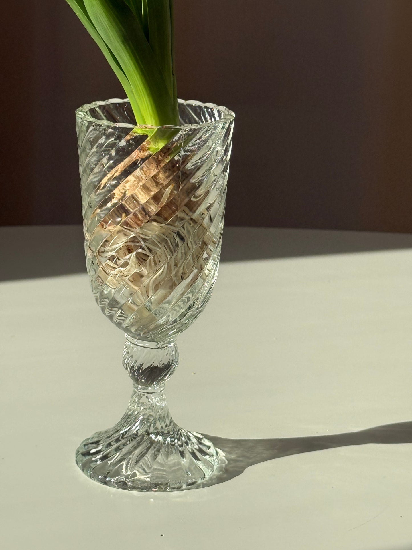 Vase på piedestal i mønstret glas