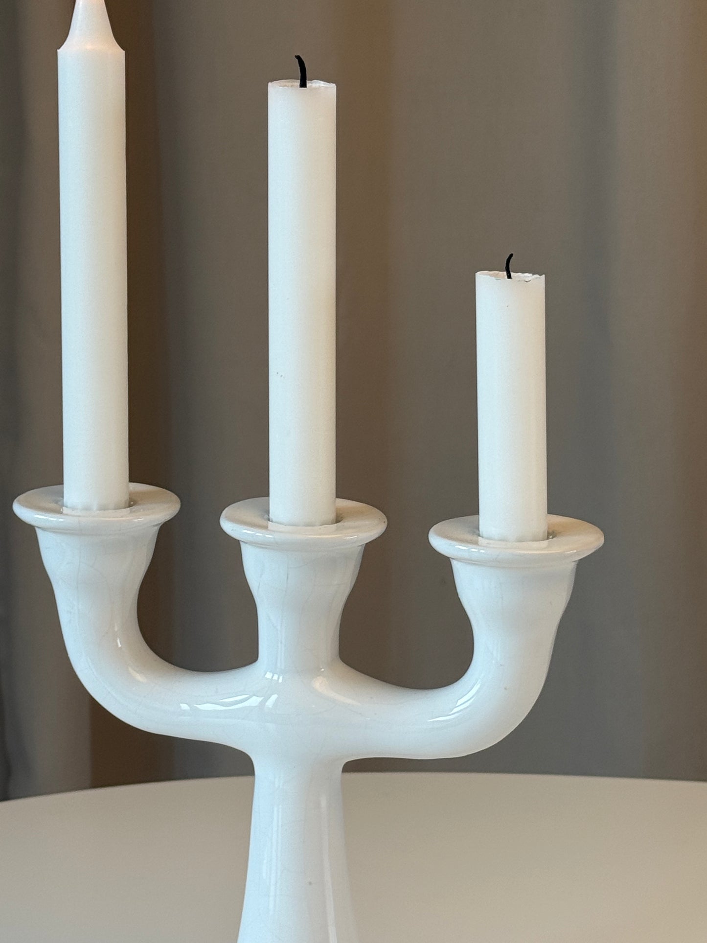 Hvid porcelæns lysestage med tre hoveder