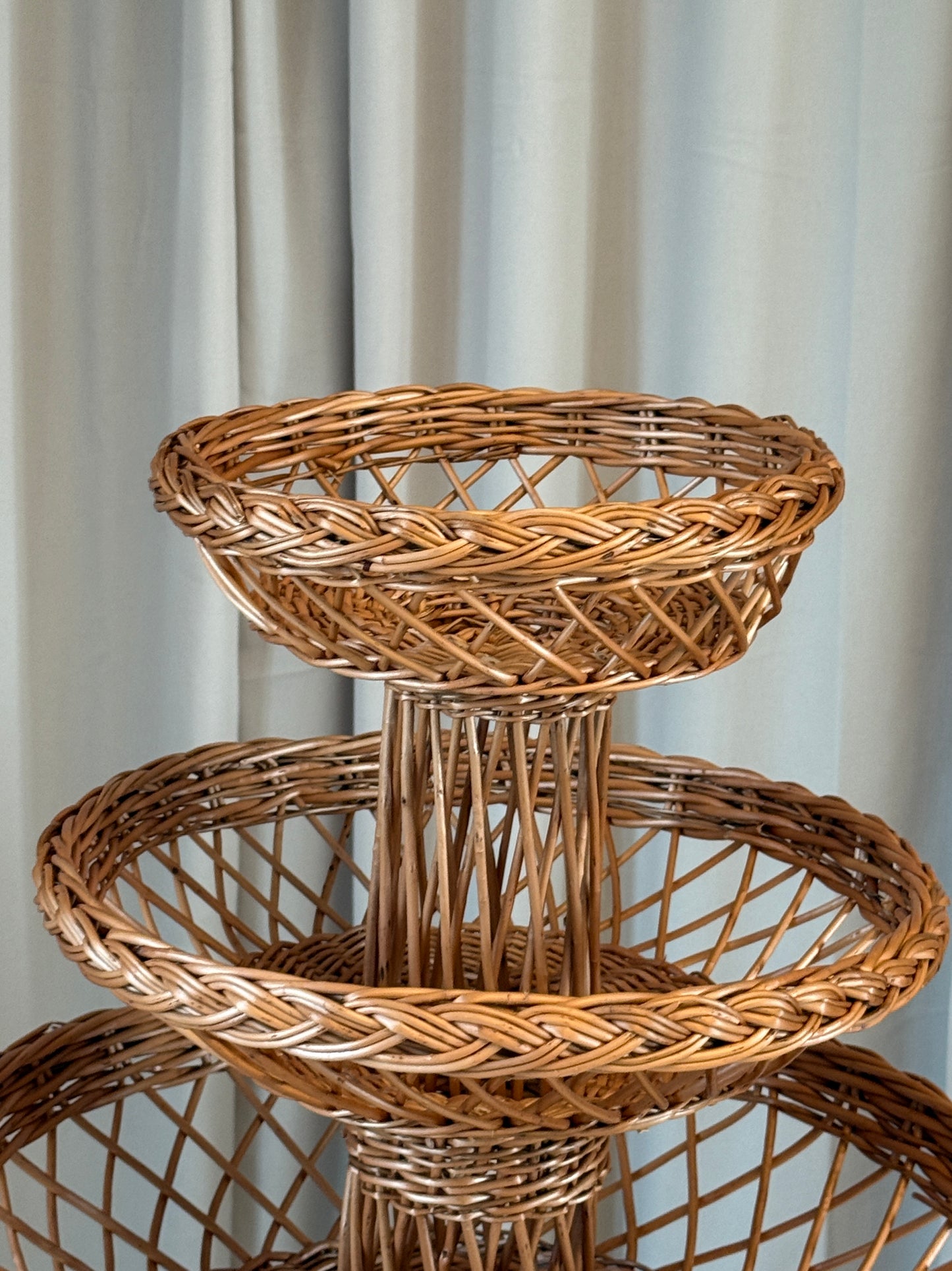 Flettet rattan piedestal – 3 etager