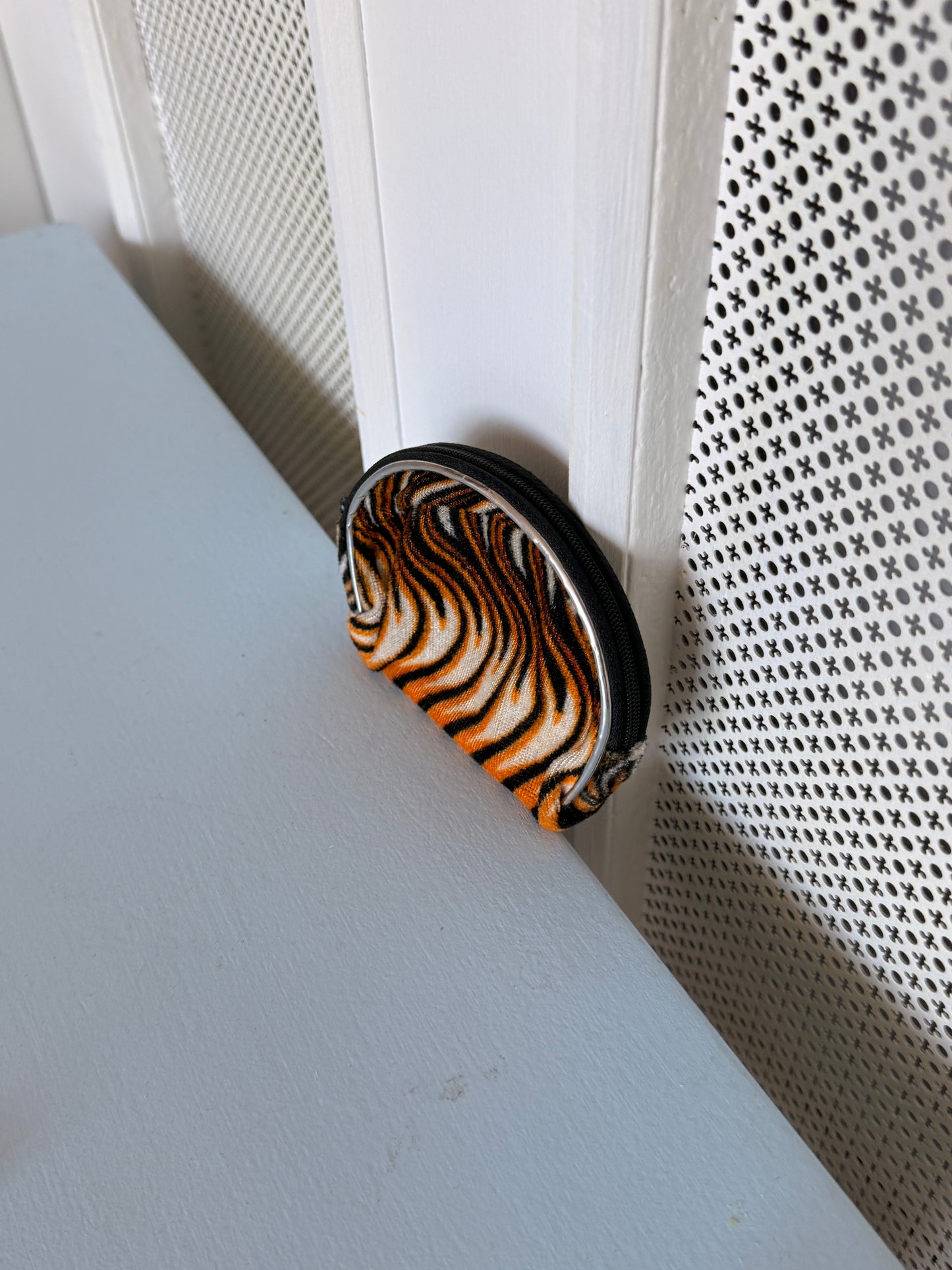 Lille pung i tigerstriber – opbevaring