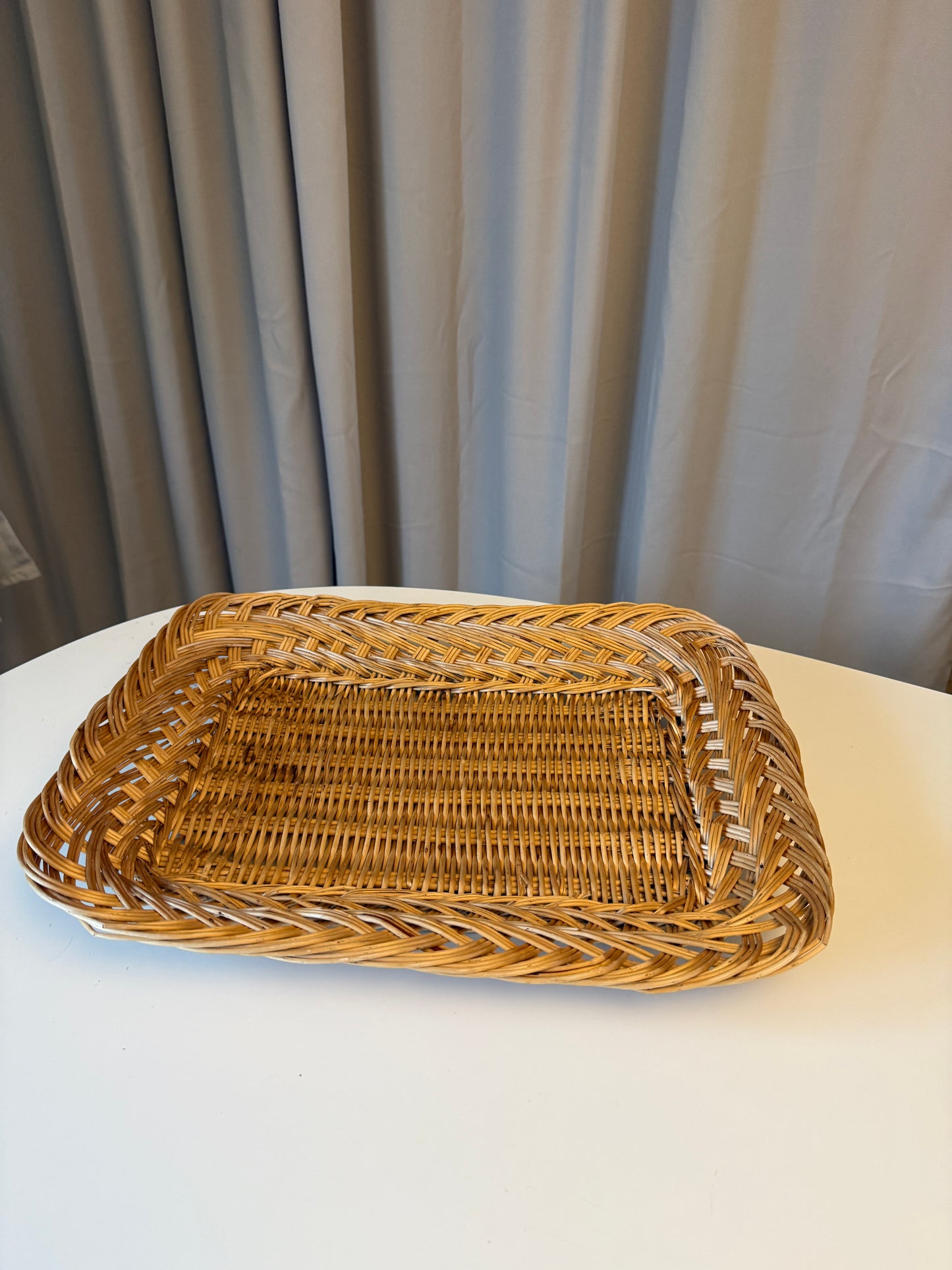 Flettet bakke med mønster – servering & dekoration