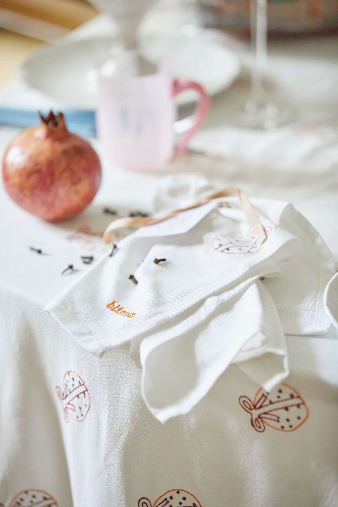 Julestemning omkring bordet med Blåmst’s smukke juleduge