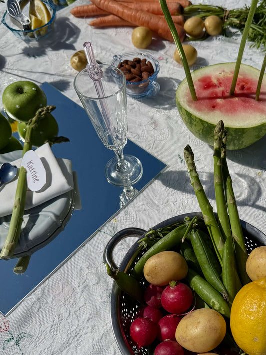 Dæk det perfekte sommerbord: Inspiration til runde duge & lag-på-lag med blonde