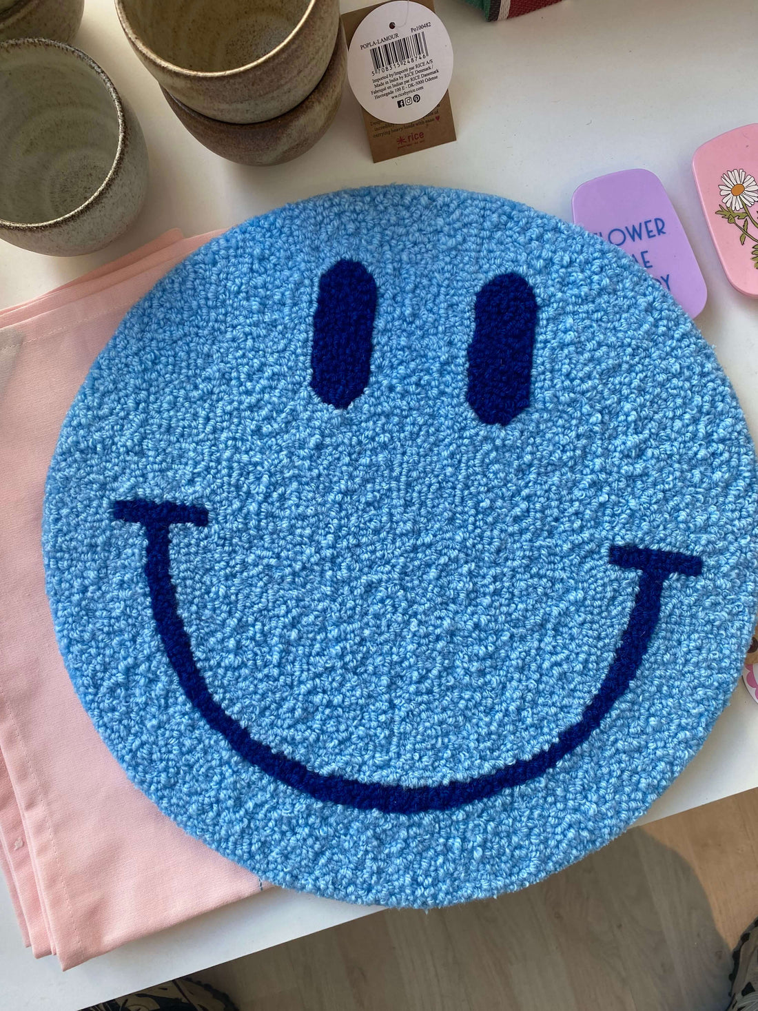 Smiley vægtæppe fra Blåmst – håndlavet tekstil vægdekoration