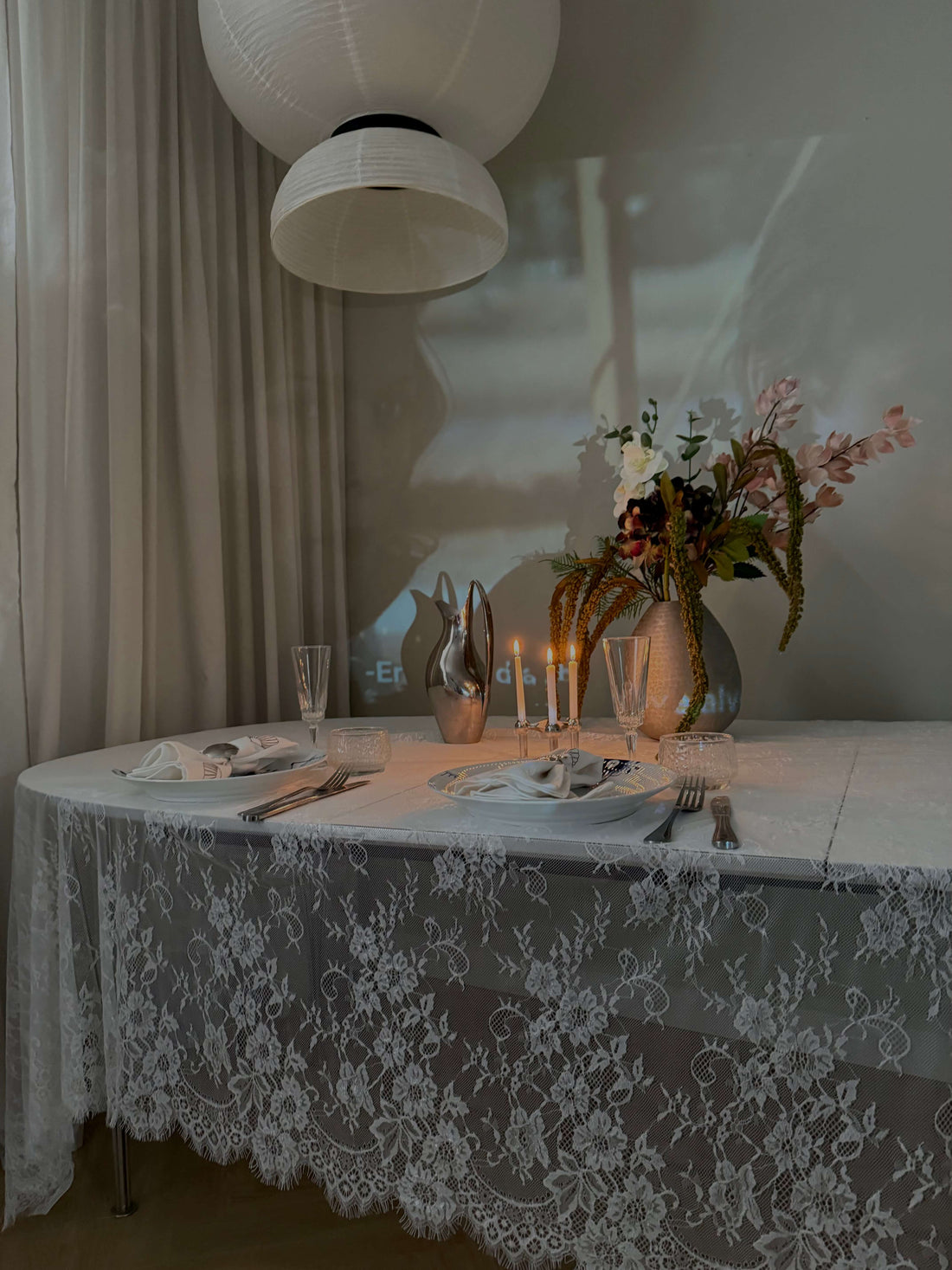 Hvid blondedug: Skab dybde og lethed i din borddækning