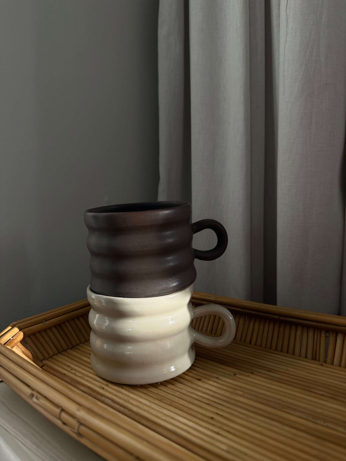 Håndlavet keramik krus med riller - til kaffe og te