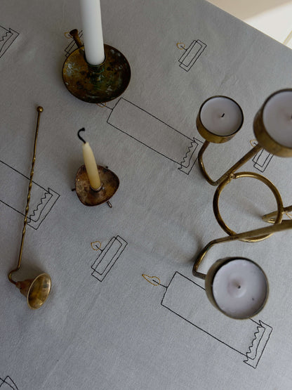 Detalje af bordopdækning med Candlelight Dug og vintage-inspirerede lysestager.