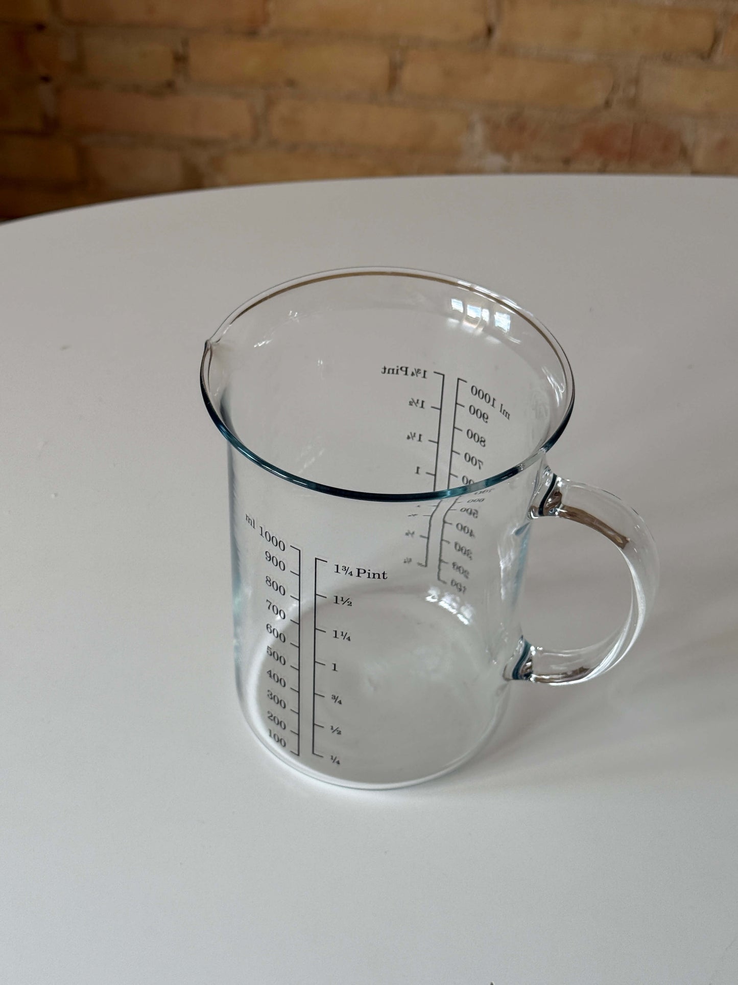 Glas målebæger med hældetud