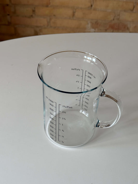 Glas målebæger med hældetud