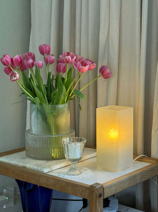 Bordlampe i matteret glas