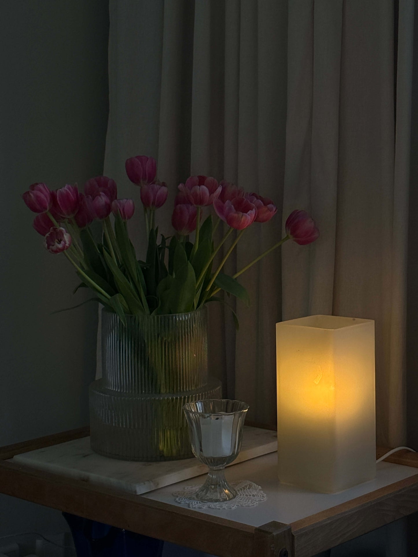 Bordlampe i matteret glas