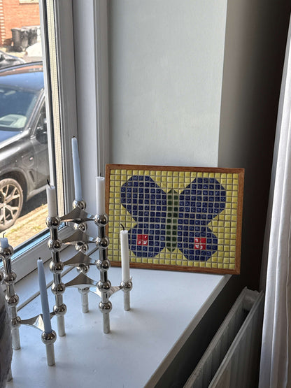 Træramme med mosaik- og flisekunst