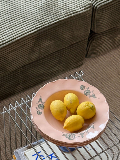 Dybe porcelænstallerkener i sart rosa