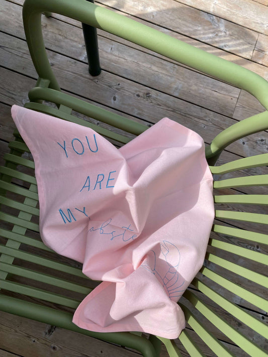Lyserødt viskestykke med broderet tekst "You Are My Lobster" – sjovt og personligt køkkentekstil.
