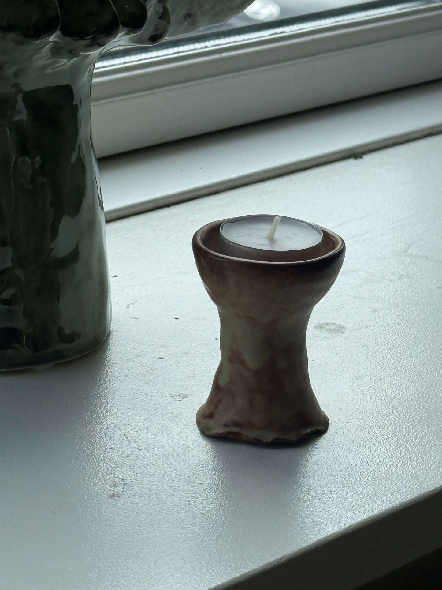 Keramikskulptur i brunlige nuancer