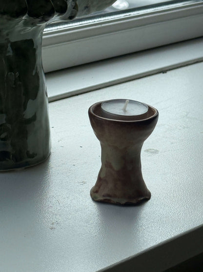 Keramikskulptur i brunlige nuancer