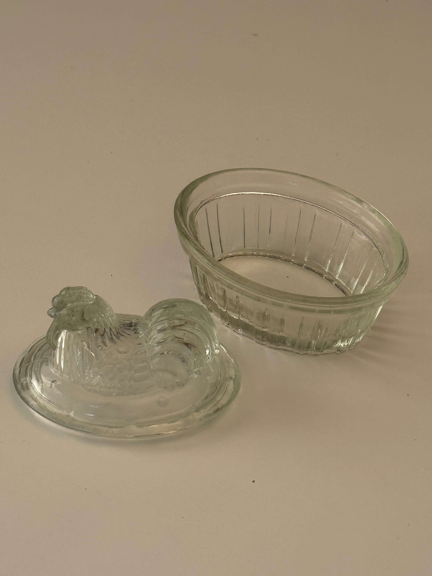 Glasbeholder med høne