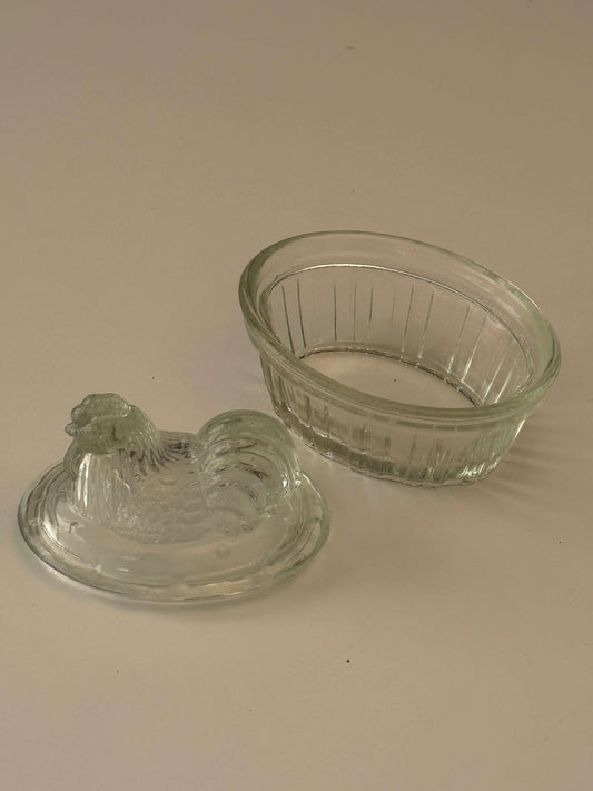 Glasbeholder med høne