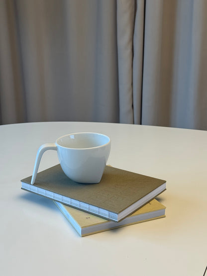 Hvid porcelænskop med lang hank