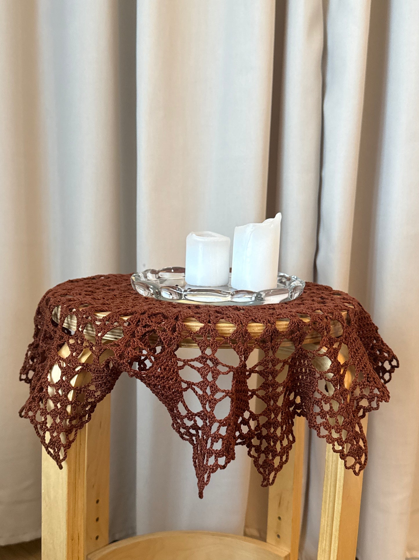 Brun dækkeserviet i crochet