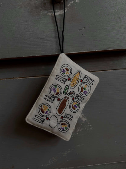 Julepynt – Polstret ornament med broderet julebord