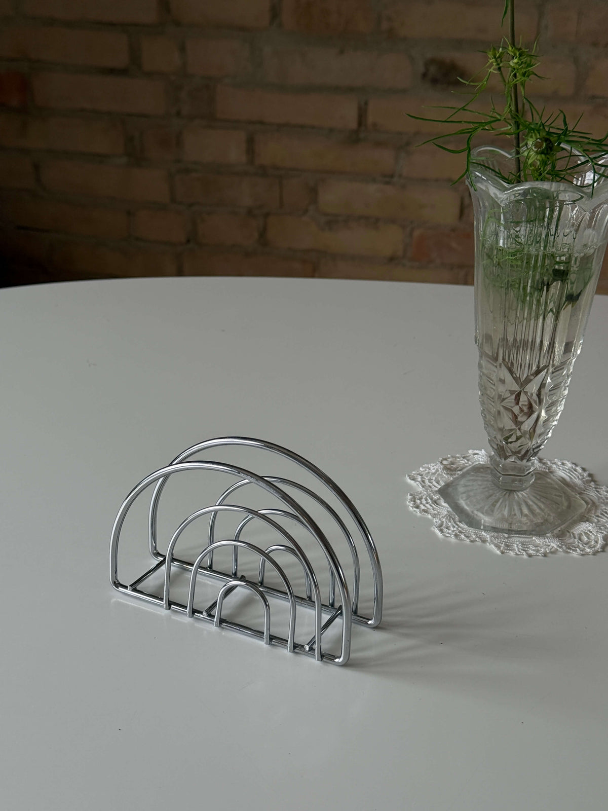 Servietholder i sølvfarvet metal