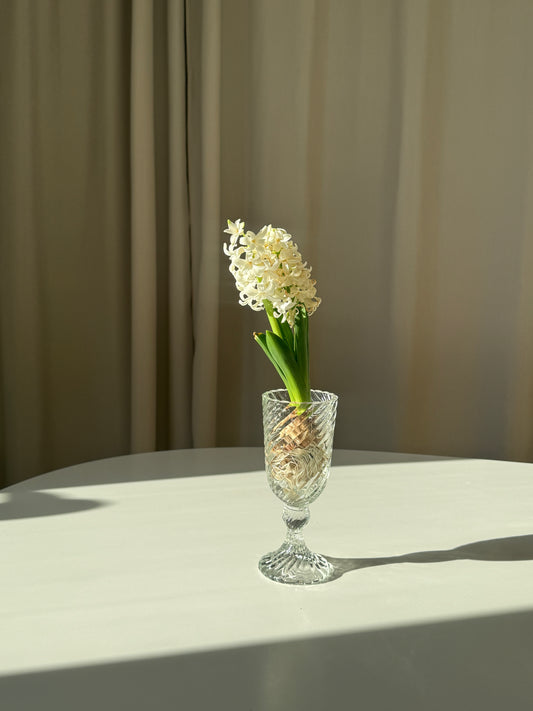 Vase på piedestal i mønstret glas