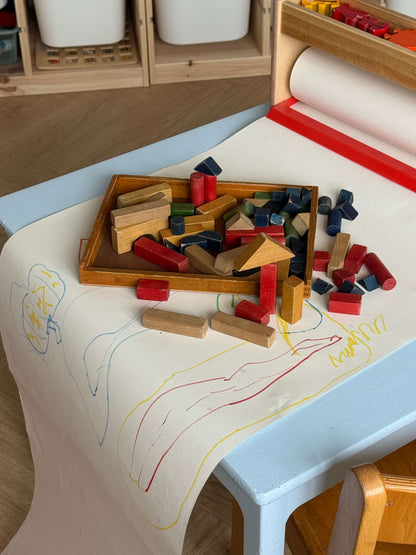 Trælegetøj med figurer og bakke