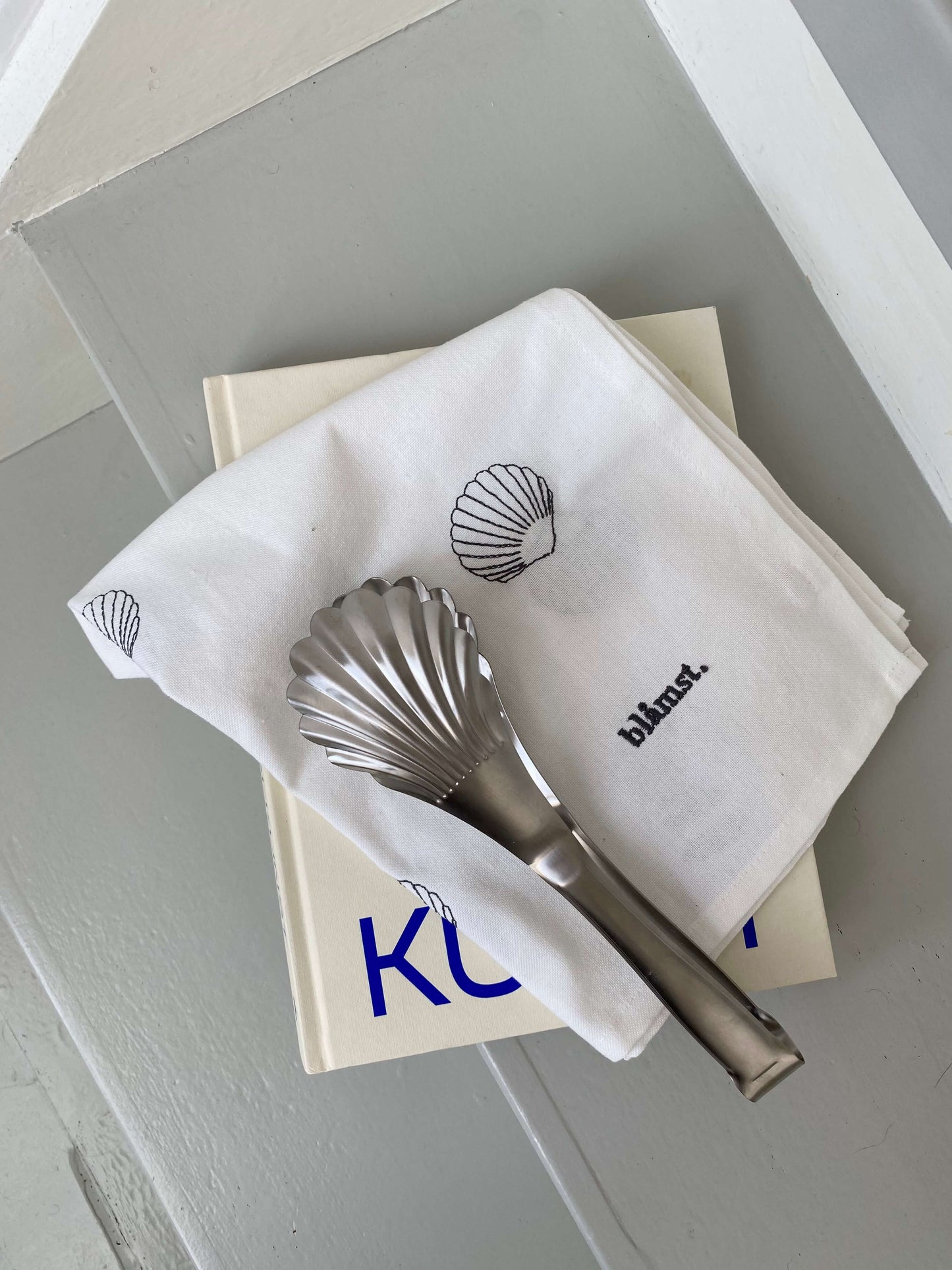 Blåmst pastatang i brug – muslingeformet serveringstang til pasta, salater og grøntsager.