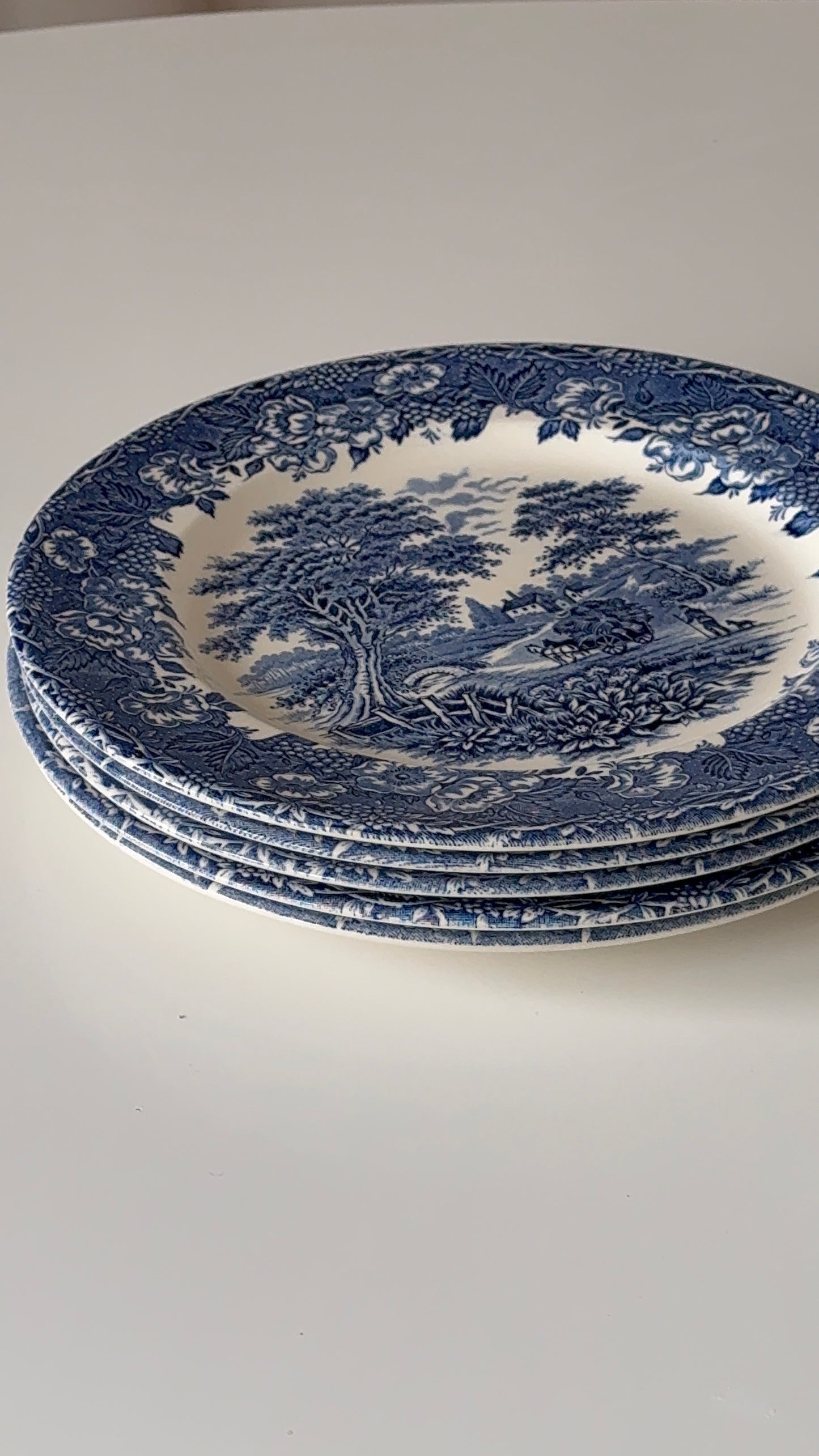 Middagstallerkener i engelsk porcelæn