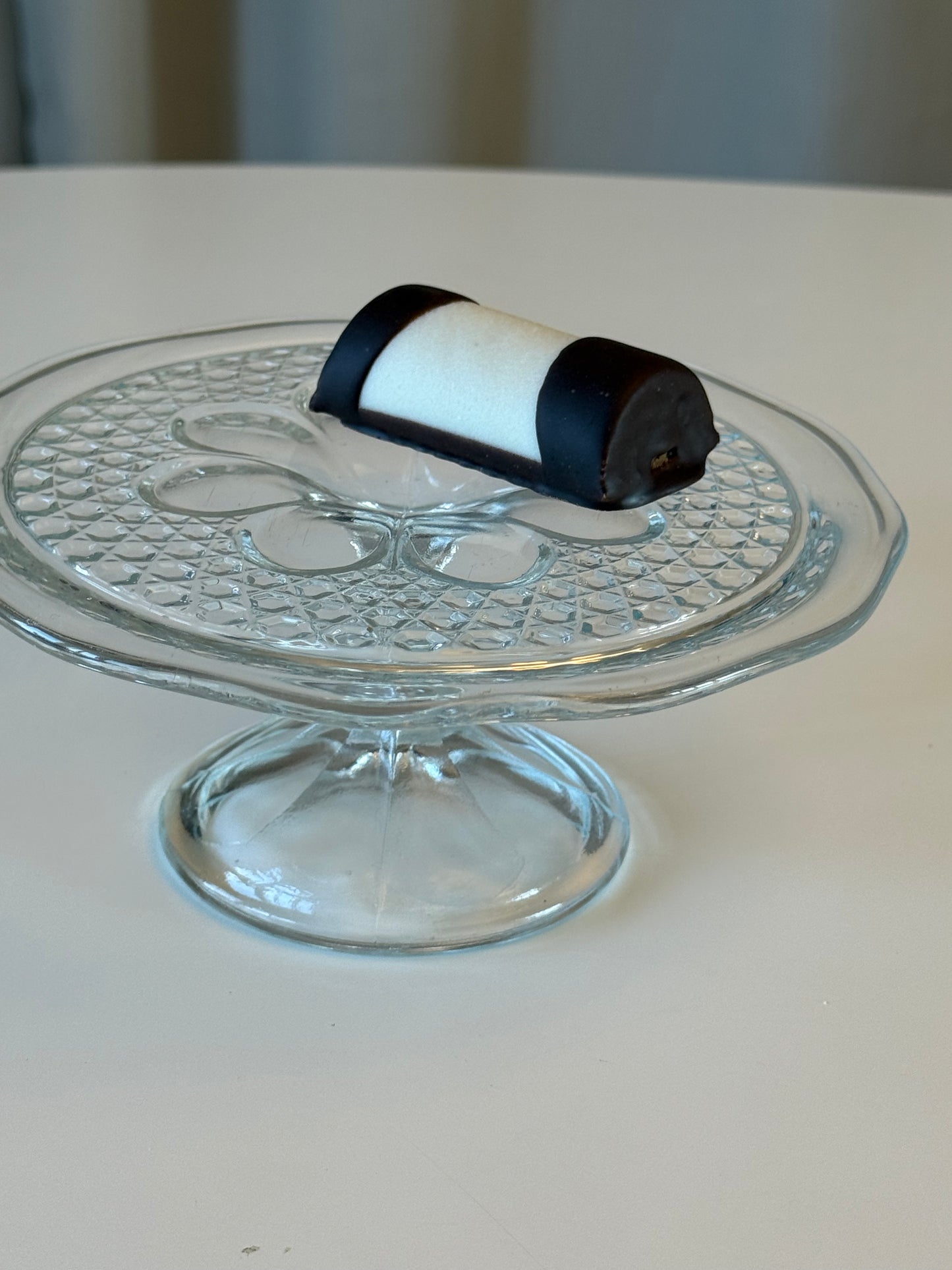Glas kagefad på piedestal