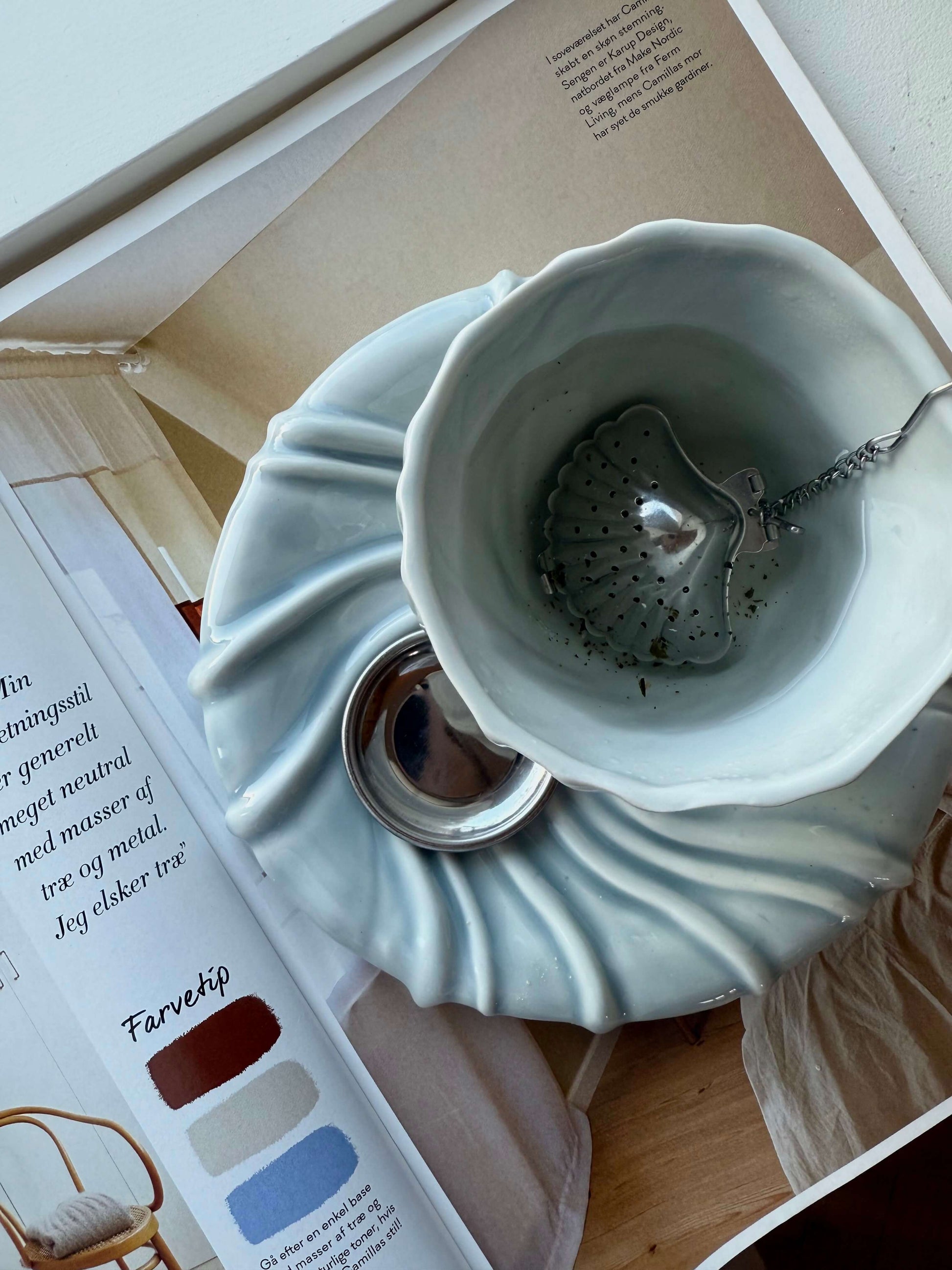 Detaljeret Musling Tesi – smukt designet med muslingeskal og sikker lukning, der holder tebladene på plads.