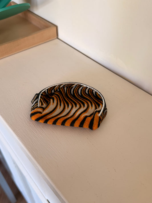 Lille pung i tigerstriber – opbevaring