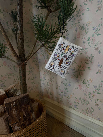 Julepynt – Polstret ornament med broderet julebord