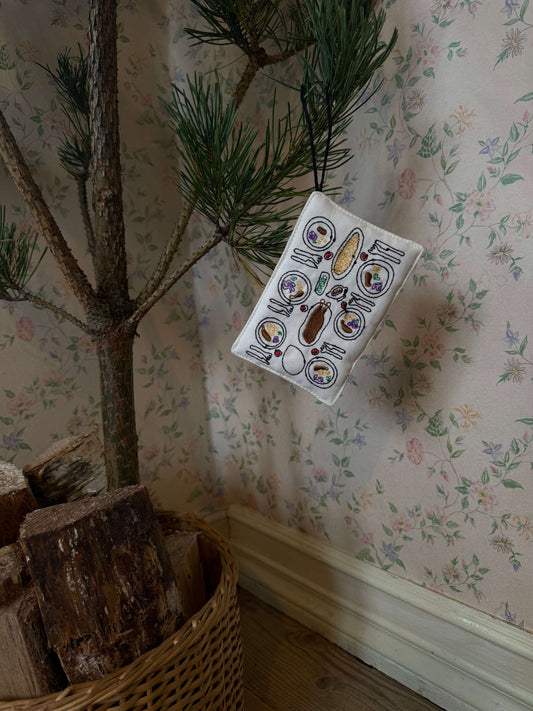 Julepynt – Polstret ornament med broderet julebord
