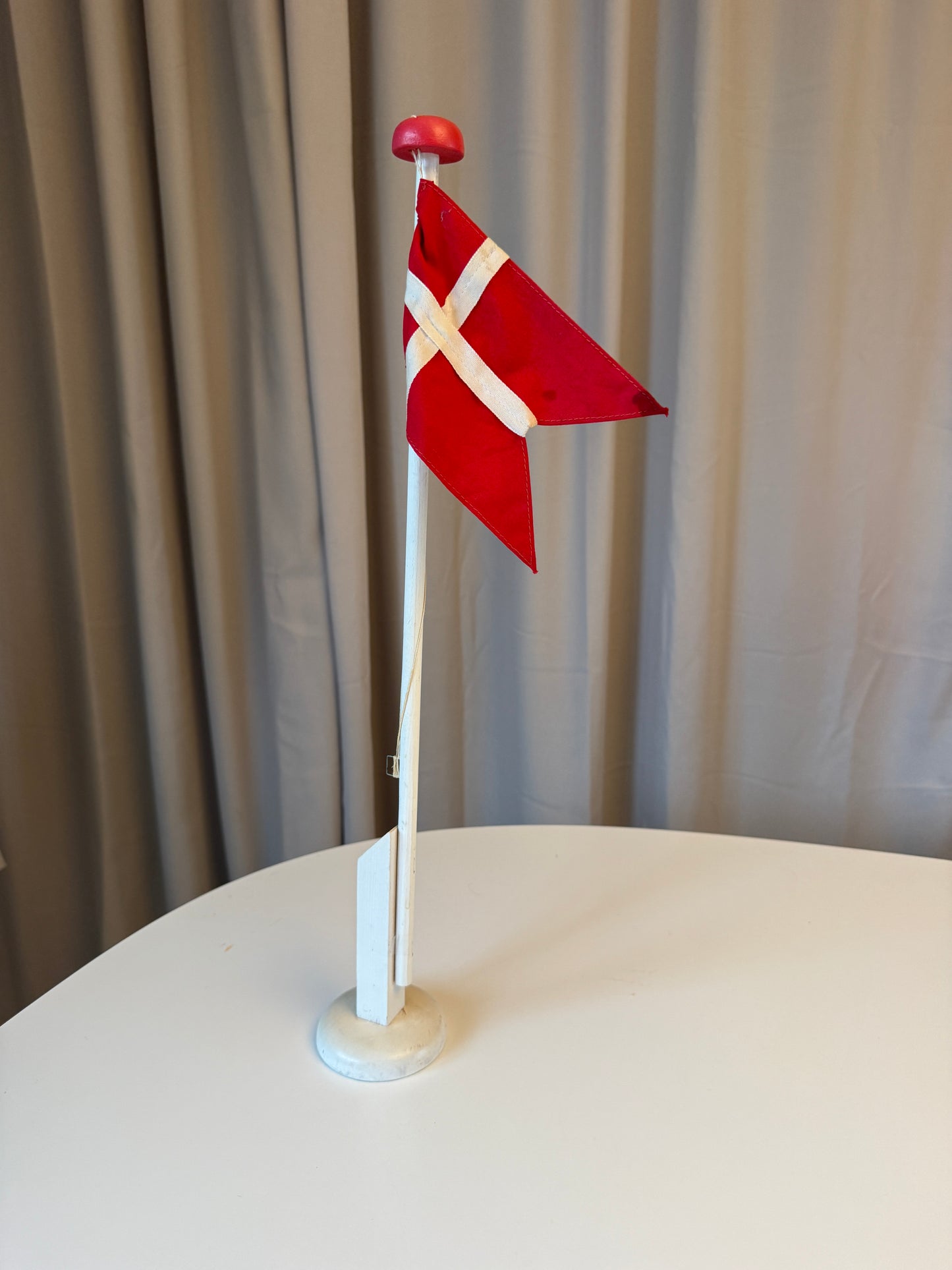 Bordflag med Dannebrog – dansk borddekoration