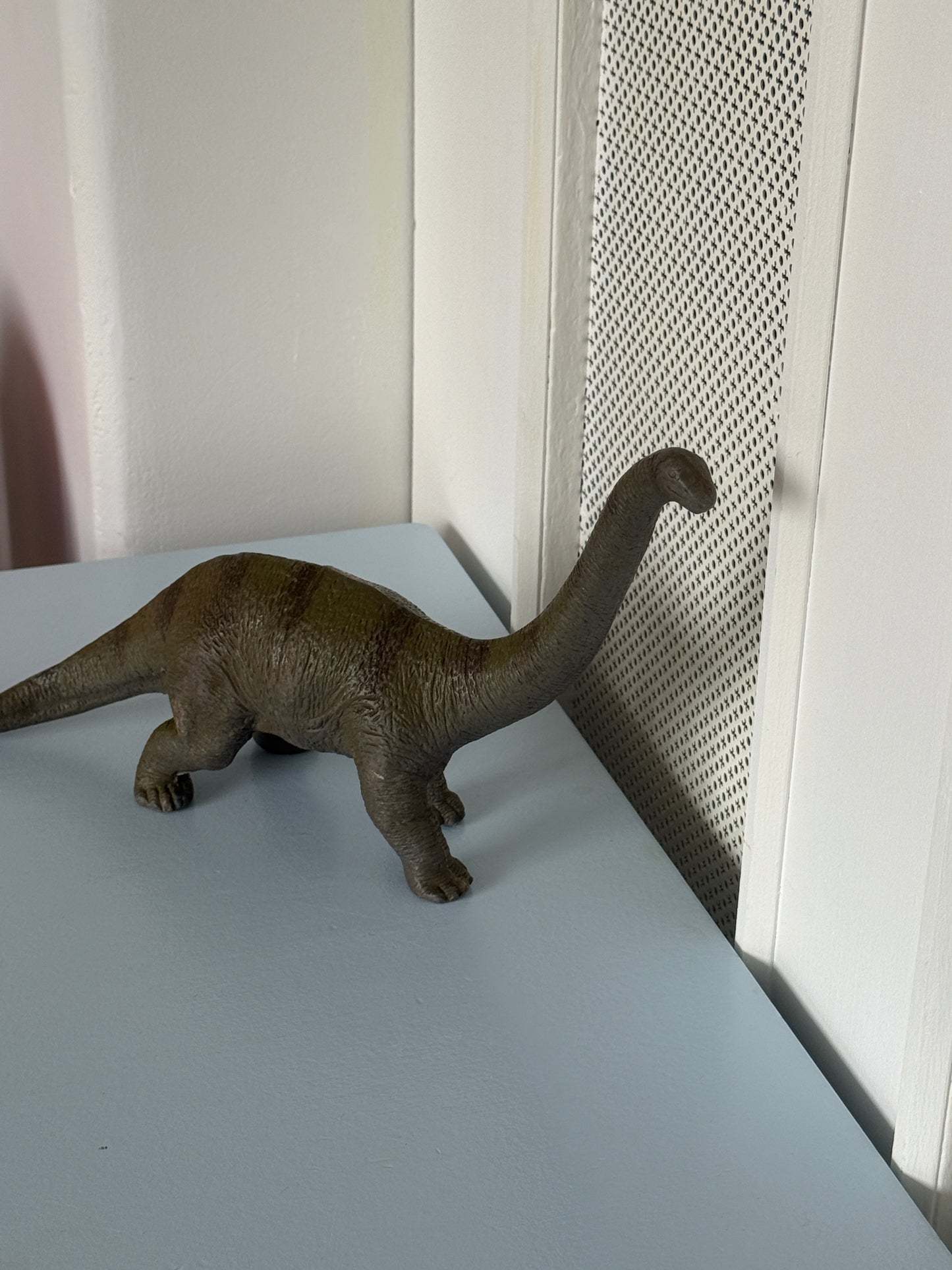 Langhalset dinosaur figur