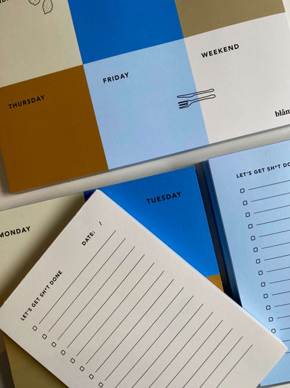 Blåmst madplan ved siden af notesblok