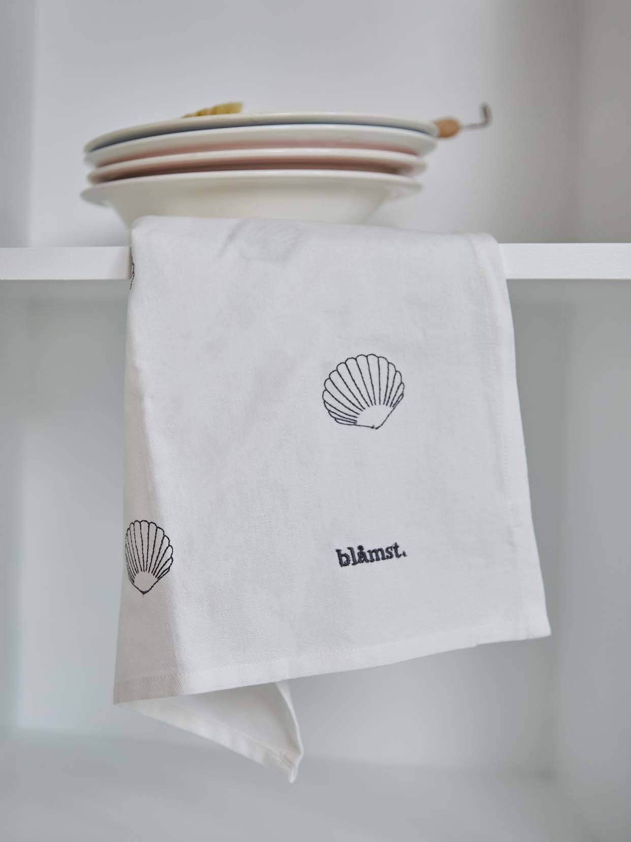 Musling Viskestykke – smukt broderet køkkentekstil, perfekt til en sanselig og stilfuld køkkenindretning.